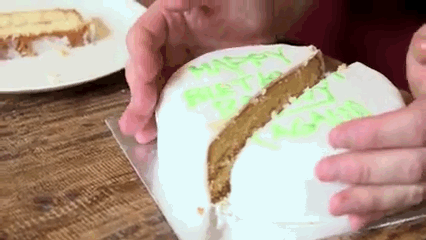 Ao cortar fatias para fora do meio, isso significa que você pode empurrar as seções restantes de volta juntos para preservar o bolo. Bellos sugere mesmo segurando-o no lugar com elásticos.