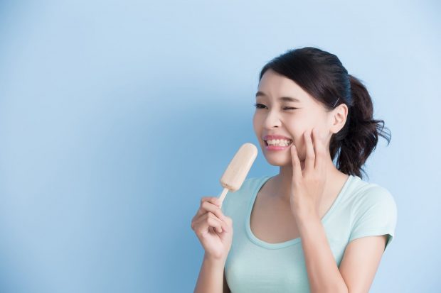 Consumo de bebidas ácidas pode prejudicar os dentes – saiba como prevenir