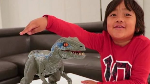 Garoto de 7 anos ganha US$ 22 milhões e é youtuber mais bem pago do mundo
