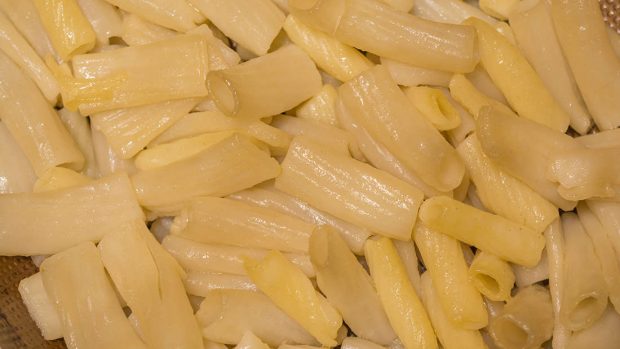 Menino morre ao comer macarrão feito 5 dias antes