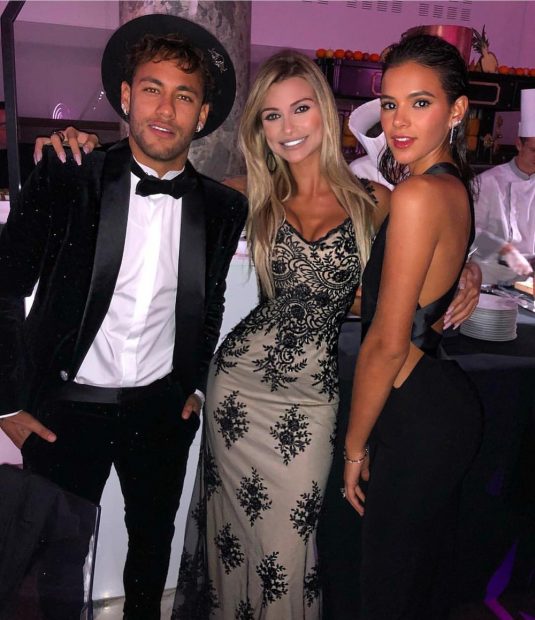 Neymar comemora aniversário com festa badalada na França e se emociona com surpresa
