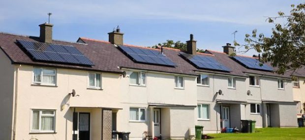 Você sabia que pode ser muito bom investir em energia solar em casa? Veja 4 motivos
