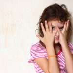 227321-timidez-infantil-entenda-como-o-teatro-pode-ajudar