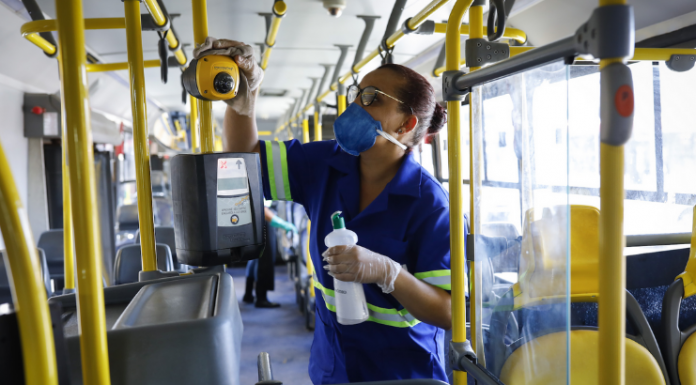 Como se proteger do coronavírus nos transportes públicos