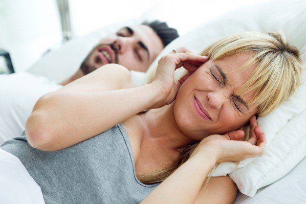 Pessoas que falam enquanto dormem – será que a ciência explica?