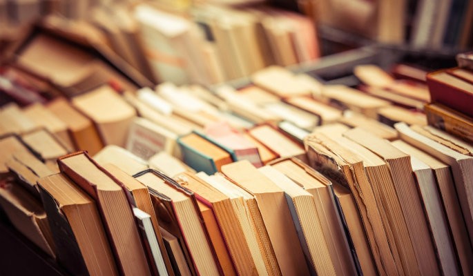 Aprenda 6 passos para organizar a sua estante de livros